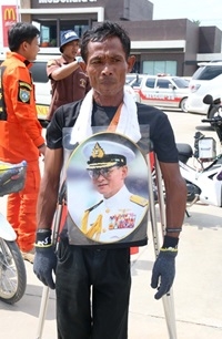 นายแดง รื่นสุสาร อายุ 47 ปี เดินพยุงไม้เท้าเข้ากรุงไปกราบพระบรมศพ “พ่อหลวง ร.๙