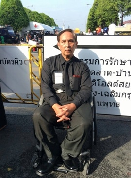 นายอุดมโชค ชูรัตน์อายุ 59 ปี อัมพาตครึ่งตัว ครูโรงเรียนอาชีวพระมหาไถ่พัทยา มากราบสักการะพระบรมศพพระบาทสมเด็จพระปรนทรมหาภูมิพลอดุลยเดช