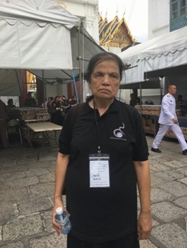 น.ส.พรรณี สงคราม อายุ 70 ปี หนึ่งในคณะกรรมการสมาคมศิษย์เก่าโรงเรียนสอนคนตาบอดกรุงเทพ มากราบสักการะพระบรมศพพระบาทสมเด็จพระปรนทรมหาภูมิพลอดุลยเดช