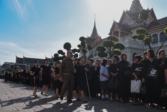 ประชาชนต่อแถวเพื่อเข้าสักการะพระบรมศพเบื้องหน้าพระบรมโกศ ที่พระที่นั่งดุสิตมหาปราสาท ในพระบรมมหาราชวัง