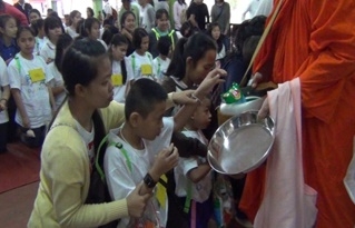 โรงเรียนคนตาบอดลำปาง นิมนต์พระสงฆ์ 9 รูปใส่บาตรวันเด็ก