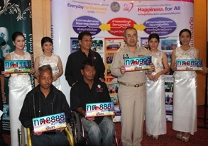 นายอรรถพร สิงหวิชัย ผู้ว่าราชการจังหวัดสุรินทร์ เป็นประธานในพิธีมอบอุปกรณ์ช่วยเหลือผู้พิการที่ประสบภัยจากการใช้รถใช้ถนน