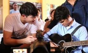 ซุปตาร์คนดังชาวไทย "เจมส์" จิรายุ ตั้งศรีสุข เยี่ยมเยียนน้องๆ ผู้ด้อยโอกาสพิการทางสายตา และ หูหนวก ที่โรงเรียน กรัวซาทะเมย