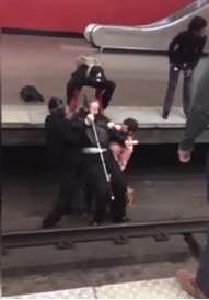 หนุ่มฮีโร่ ช่วยคนตาบอดพลัดตกรางรถไฟในสหรัฐฯ