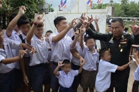 พล.ท.อำนวย จุลโนนยาง ผู้ทรงคุณวุฒิพิเศษกองทัพบก เดินทางมาที่โรงเรียน เด็กนักเรียนเข้ามากอดด้วยความดีใจ