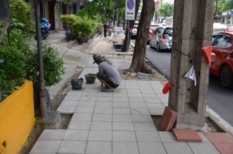 โครงการปรับปรุงดูแลทางเท้าในพื้นที่กรุงเทพฯ ที่เกิดปัญหาการปรับปรุง ไม่เป็นไปในทิศทางเดียวกัน