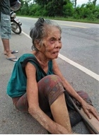 ยายเดินเท้านับกิโล หวังขอทานนำเงินซื้อข้าวไปให้ตาที่อยู่ด้วยกัน