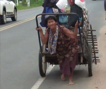 ยายแก่ขาพิการสู้ชีวิตเก็บขวดขายเลี้ยงหลานประทังชีวิต