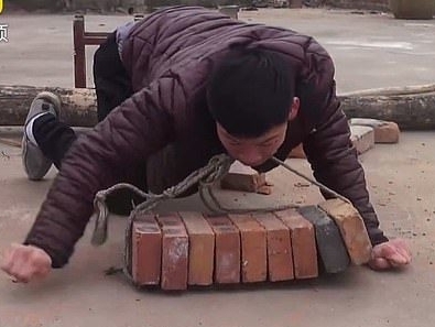 ไลฟ์สตรีมโชว์ใช้ฟันยกอิฐ หนุ่มสมองพิการสู้ชีวิต หาเงินเลี้ยงแม่-ส่งน้องเรียน