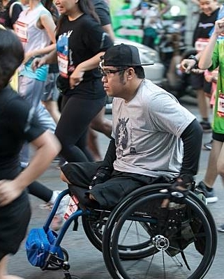 หนุ่มพิการโดนยิง ที่แท้นักปั่นวีลแชร์คนดัง เคยร่วมโครงการ "ก้าว"