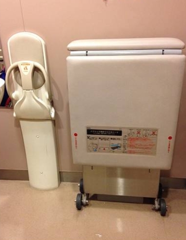 เมื่อผู้พิการต้องขึ้นเครื่องบิน ถึงที่หมายแต่วีลแชร์ล้อหลุด