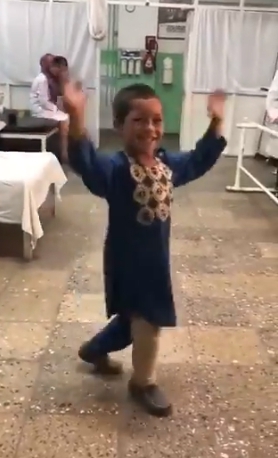 เด็กชายอัฟกันเต้นดีใจ ฉลองขาเทียมใหม่ หลังพิการตั้งแต่ 8 เดือน เซ่นพิษสงคราม