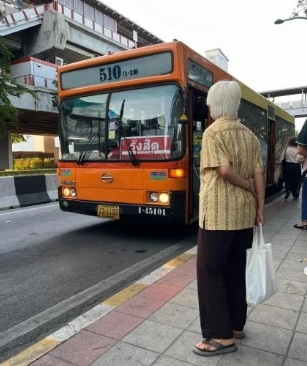 ขสมก.ตัดจอดรถเมล์ NGV กระทบผู้พิการ รถเมล์ชานต่ำหายไป วีลแชร์ขึ้นไม่ได้
