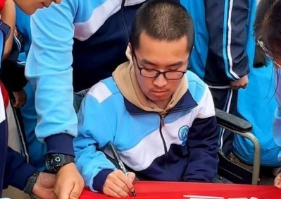 พ่ออุ้มลูกชายพิการไปโรงเรียนทุกวัน นาน 12 ปี เห็นผลสอบแล้วหายเหนื่อย