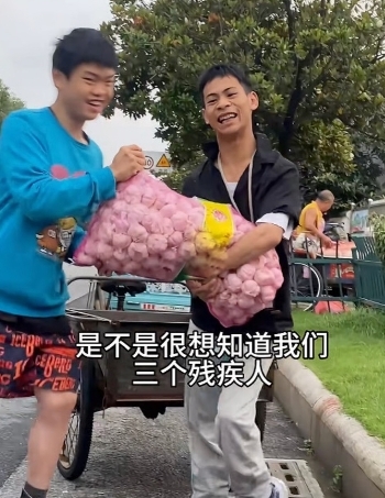 โลกชื่นชม ธุรกิจเล็กๆ ที่ 3 หนุ่มสมองพิการ เริ่มต้นสร้างรายได้ร่วมกัน แม้ขาไม่ไหว แต่ใจยังสู้!
