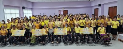 พมจ.ศรีสะเกษ มอบรถเข็นช่วยเหลือคนพิการรายได้น้อย เฉลิมพระเกียรติพระบาทสมเด็จพระเจ้าอยู่หัว