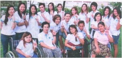 น.ส.รัตนภรณ์ รัตนวงษ์ พิการนั่งเก้าอี้เข็ญ และกลุ่มเพื่อนๆ