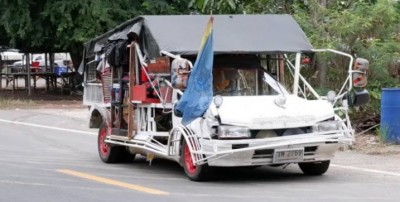 หนุ่มพิการสู้ชีวิตดัดแปลงรถเก่าทำเป็นบ้าน