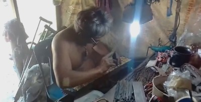 ชีวิตไม่ง่ายไม่เคยท้อ “หนุ่มสุรินทร์” สู้ชีวิตแม้ขาพิการ ทำทุกอย่างหวังมีเงินเลี้ยงแม่ที่แก่ชรา