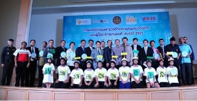 ภาพหมู่บนเวที ในงานแถลงสถานการณ์เฝ้าระวังความปลอดภัยทางถนน ภาพรวมผู้ใช้รถจักรยานยนต์ที่สวมหมวกนิรภัยทั่วทั้งประเทศ