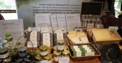 มจธ. จับมือ ศูนย์การเรียนรู้ร้านข้าวใหม่ปลามัน เปิดตัวผลิตภัณฑ์ “ตามฤดู” แบรนด์ท้องถิ่น ฝีมือคนพิการเมืองสามน้ำ