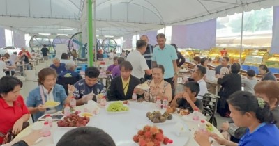 ตลาดแทบแตก! ‘บุฟเฟ่ต์ทุเรียน’ ตลาดไอยรา สูงวัย-ผู้พิการอร่อยฟินแค่ 100 เดียว