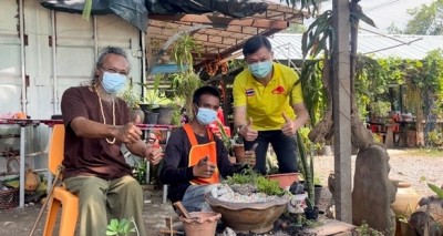ไม่ง้อมือง้อเท้า! หนุ่มพิการใจบุญสู้ชีวิต เรียนจัดสวนกระถางจากยูทูปหารายเลี้ยงตัว มีก็แบ่งปัน