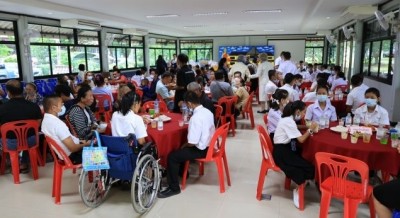น้ำพระทัยพระราชทาน! ลพบุรีเปิดโครงการเลี้ยงอาหารกลางวันคนพิการ มอบทุนเด็กขาดแคลน เฉลิมพระเกียรติวันแม่