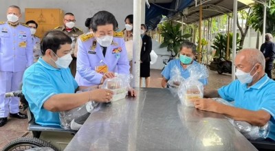 ในหลวง โปรดเกล้าฯ ให้เชิญเงิน สิ่งของ อาหารพระราชทาน ไปมอบแก่สถานสงเคราะห์ฯ คนพิการ พระประแดง