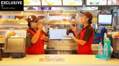 พนักงานร้าน KFC เป็นผู้พิการหูหนวก กำลังสื่อสารภาษามือ
