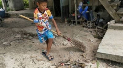 วอนช่วยเด็กพิการจันทบุรีแขนด้วนขาขวาลีบ