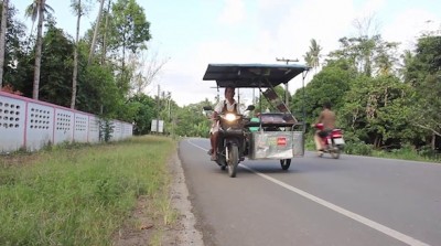 สุดเลว ลุง ป้าพิการเร่ขายปลาหมึกย่างถูกฉกกินฟรีประจำ