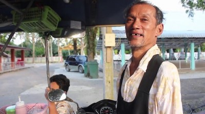 สุดเลว ลุง ป้าพิการเร่ขายปลาหมึกย่างถูกฉกกินฟรีประจำ