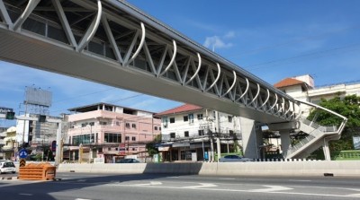 แห่งเดียวในไทย! สะพานลอยข้ามทางลอดพัทยาพร้อมลิฟต์หน้ามูลนิธิพระมหาไถ่ จ.ชลบุรี