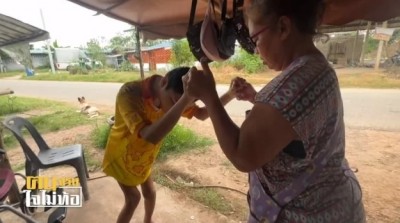 สู้เพื่อลูก! “ป้าบุญถม” แม้เข่าเสื่อม สู้แบกลูกพิการเดินไม่ได้ หากวันหน้าร่างกายไม่ไหว ถึงขั้นต้องคลาน ก็จะสู้ดูแลลูกให้ถึงที่สุด