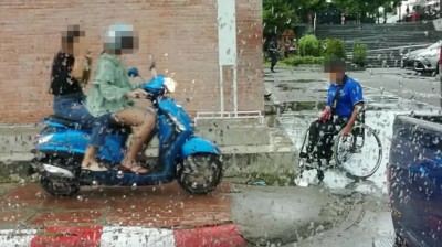 ภาพสะท้อนจิตสำนึก.. คนพิการนั่งวีลแชร์ตากฝน รอ จยย. มักง่าย ขี่รถบนทางเท้า