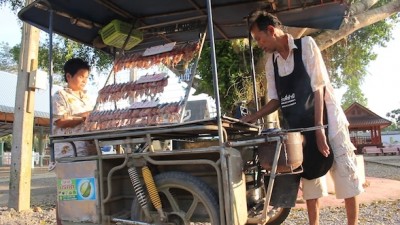 สุดเลว ลุง ป้าพิการเร่ขายปลาหมึกย่างถูกฉกกินฟรีประจำ