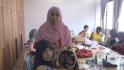 พมจ.ยะลา เปิดทางเลือกสร้างโอกาส ให้ผู้พิการฯ จัดหลักสูตรสอนปักเลื่อมผ้าปาเต๊ะ