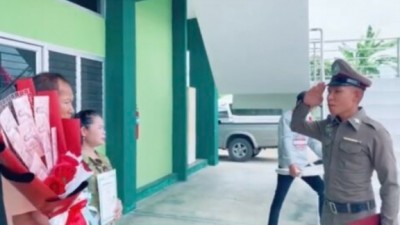 สุดภูมิใจ! ‘พ่อแม่พิการ’ ส่งลูกเรียนจนรับราชการ วันติดยศสวมกอดปล่อยโฮร้องไห้