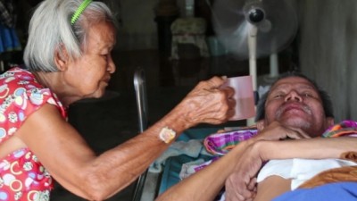 แม่เฒ่าสุดห่วง 2 ลูกชายพิการ หวั่นสิ้นลมไร้คนดูแล ใจสลายบ้านกำลังจะถูกยึด