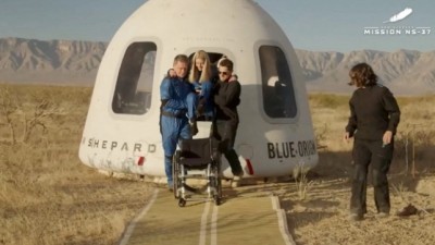 ครั้งแรกของโลก! วิศวกรสาวพิการนั่งวีลแชร์ทะยานสู่ขอบอวกาศสำเร็จ