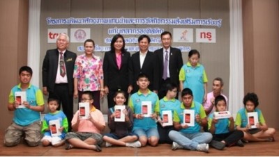 กลุ่มทรู โดย ดร.กันทิมา กุญชร ณ อยุธยา (ที่3จากซ้าย) ผู้อำนวยการกลุ่มด้านสื่อสารองค์กรและกิจกรรมองค์กรเพื่อสังคม ร่วมกับมูลนิธิออทิสติกไทยโดย นายชูศักดิ์ จันทยานนท์ (ที่2จากขวา)ประธานมูลนิธิฯ