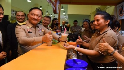 กระทรวงแรงงาน ร่วมกับบริษัทเอกชน และมูลนิธิออทิสติกไทย เปิดร้านกาแฟคนพิการ (ออทิสติก) หวังเป็นต้นแบบวิสาหกิจและแหล่งเรียนรู้ให้กับบุคคลออทิสติก เพื่อสร้างอาชีพ สร้างรายได้ให้คนพิการอย่างยั่งยืน กระทรวงแรงงาน บูรณาการทำงานกับภาคเอกชน ภาคประชาสังคม และ