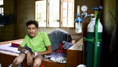 วอนผู้ใจบุญ! ช่วยหนุ่มกู้ภัยพิการหลังค่อมขอออกซิเจนต่อลมหายใจ เผยทั้งบ้านพิการหมด