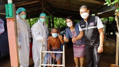 ทม.หัวหินจัดชุดเคลื่อนที่ระดมฉีดวัคซีนทางเลือกซิโนฟาร์มให้ผู้พิการ ผู้ป่วยติดเตียงถึงบ้าน