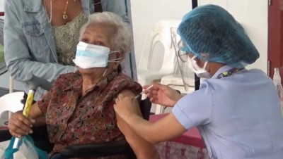 ชาวอุบลฯ แห่พาพ่อแม่ญาติผู้ใหญ่ฉีดวัคซีนเข็ม 3,4 หลังยอดตายผู้สูงอายุเพิ่มต่อเนื่อง