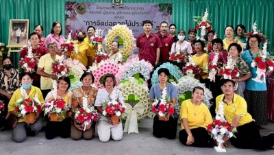 ทต.ป่าโมกอบรมการจัดดอกไม้ประดิษฐ์แก่กลุ่มสตรี-ผู้สูงอายุผู้พิการและด้อยโอกาส