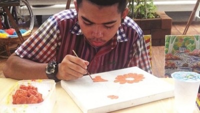 คนพิการร่างกาย กำลังทำงานศิลปะ