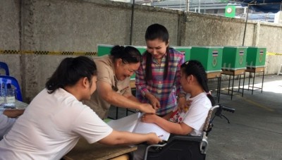 "กัญจนา" ควง "ลูกบุญธรรม" ใช้สิทธิเลือกตั้ง