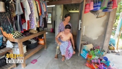 สู้เพื่อลูก! “วรรณี” ทำทุกอย่างเพื่อหาเลี้ยงลูกพิการ รายได้แค่วันละ 30 บ. ต้องประทัง 2 ชีวิต สู้ทุกทาง เพื่อให้ลูกอยู่ได้!
